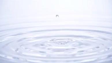 升格矿泉水水滴水珠水溅落特写慢动作视频的预览图